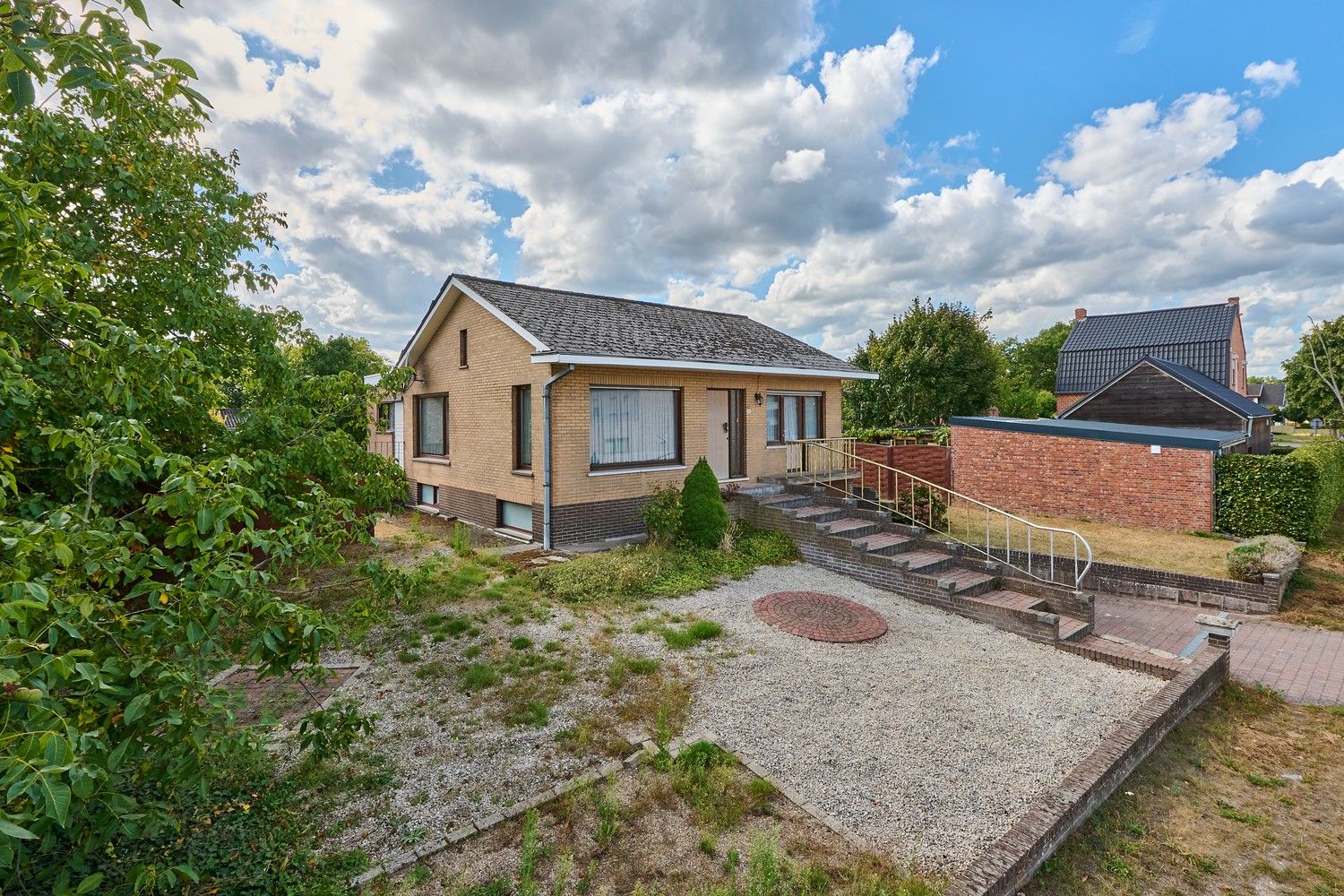 Vrijstaande woning gelegen op een zuidgericht perceel nabij het centrum van Hechtel foto 2