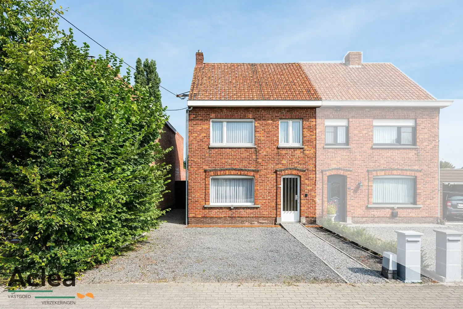 Hoofdfoto van de publicatie: Te renoveren halfopen bebouwing op mooi perceel van 444m²