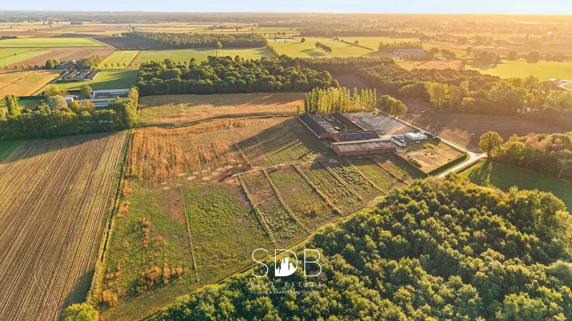 Boerderij met paardenfaciliteiten en graslanden op 14.490m² foto 2