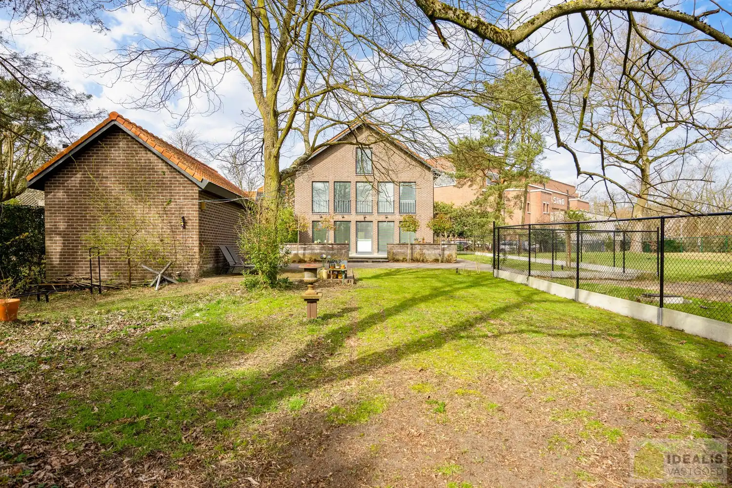 STATIG, STRAK EN UITERST RUIM COMPLEX MET HOOGSTAANDE AFWERKING EN OOG VOOR DETAIL. MOMENTEEL VOORZIEN VAN 3 SLAAPKAMERS, RIANTE LEEFRUIMTES ÉN UNIEKE LANDSCAPE KANTOORRUIMTES OP RESIDENTIËLE DOCH GUNSTIGE LOCATIE!! Dit exclusieve complex omvat maar liefst +-400m² netto bewoonbare oppervlakte! Kenmerkend aan dit statige pand is de unieke voorgevel die bezet is met keramische kunst van Pieter Stockmans. Gelegen op een residentiële locatie in een rustige woonstraat doch op enkele minuten van het centrum van Genk! foto 57