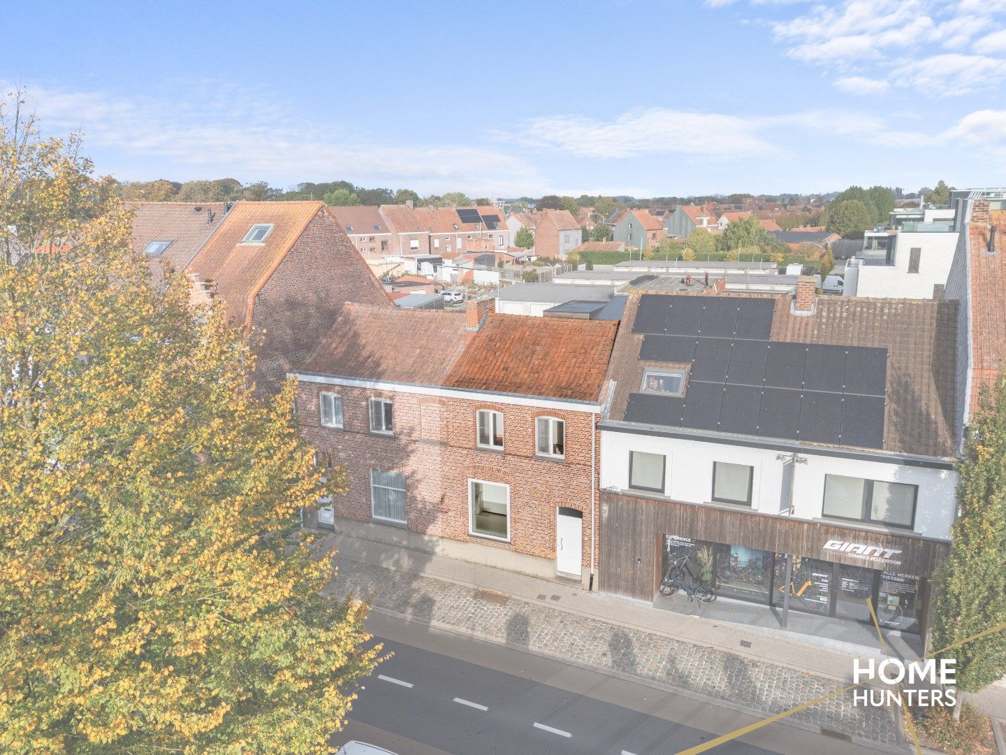 Op te frissen woning met 3 slaapkamers, ruime tuin en grote garage nabij centrum Ieper foto 32