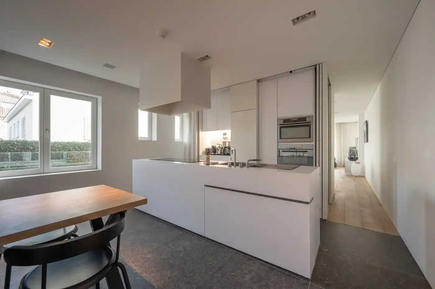 Gerenoveerde villa in Zoute, Knokke-Heist met 4 slaapkamers, tuin, garage, fietsenberging en 227m² hoogwaardige woonruimte. foto 8