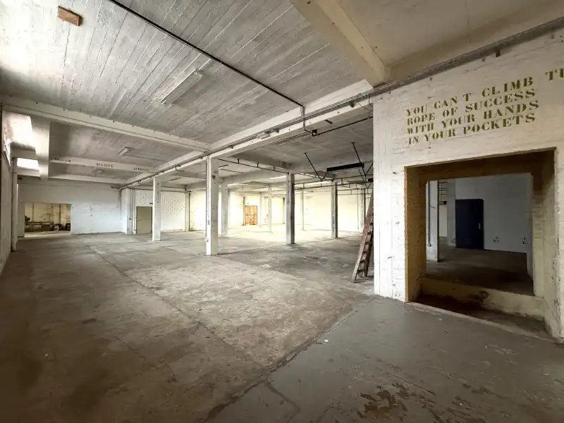 Ruime loods met tal van mogelijkheden foto 5