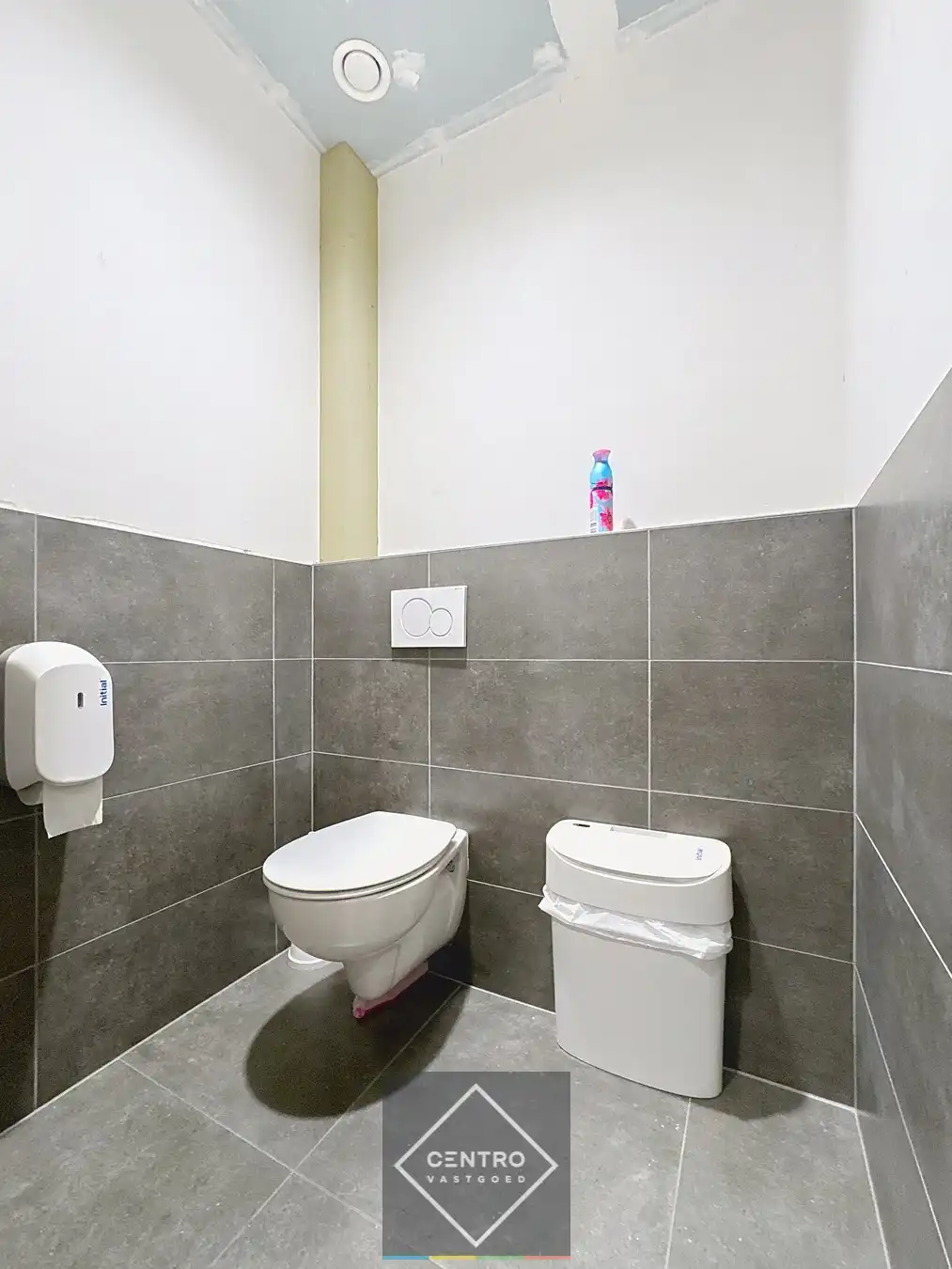 Goed geïsoleerd en verwarmd BEDRIJFSGEBOUW, bestaande uit MAGAZIJN (1.070m2) met KANTOREN en randaccomodatie (770m²)  en 56-tal private parkeerplaatsen op het terrein. Vlak aan de afrit Zandvoorde (Oostende). foto 14