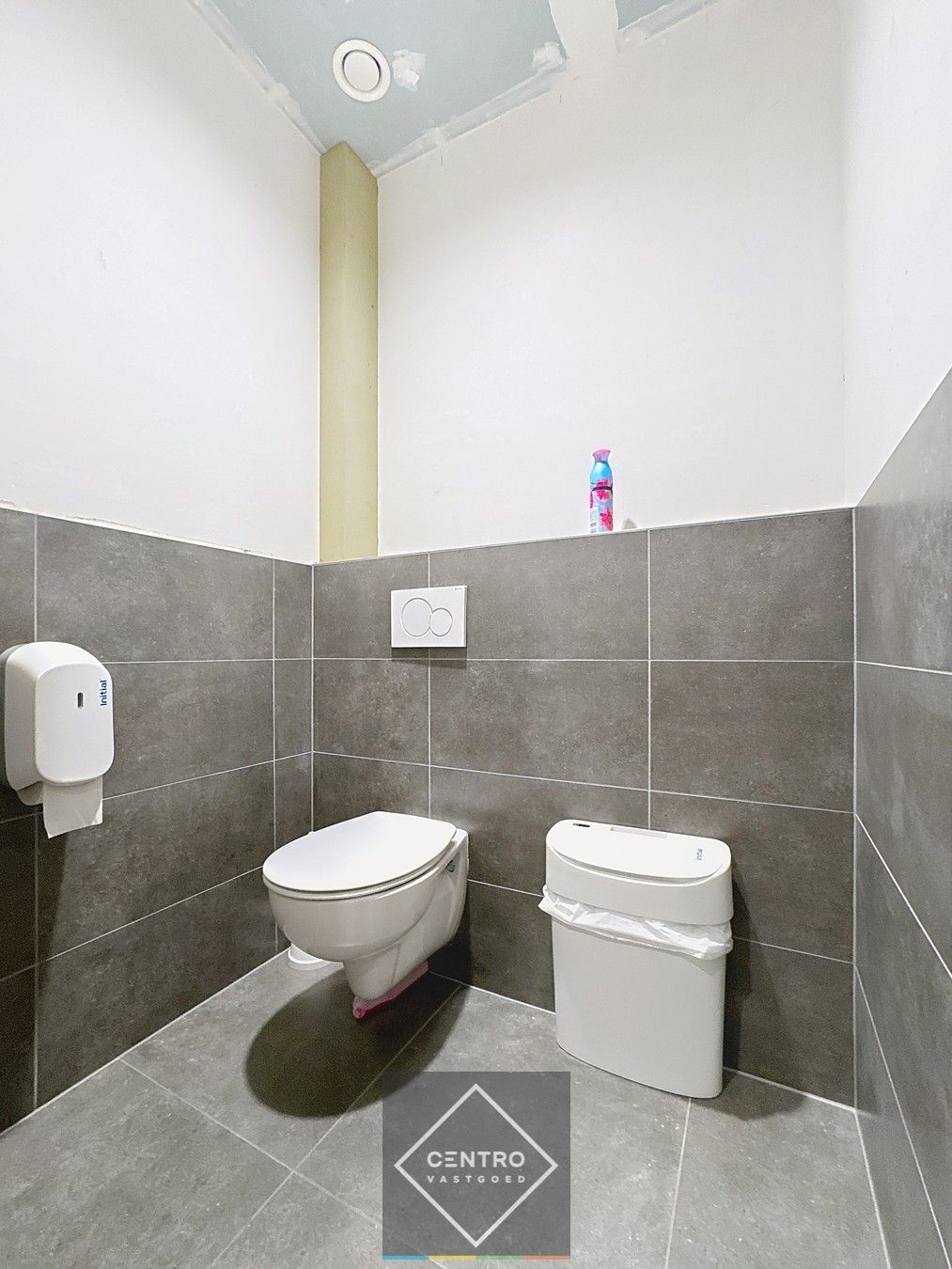 Goed geïsoleerd en verwarmd BEDRIJFSGEBOUW, bestaande uit MAGAZIJN (1.070m2) met KANTOREN en randaccomodatie (770m²)  en 56-tal private parkeerplaatsen op het terrein. Vlak aan de afrit Zandvoorde (Oostende). foto 14