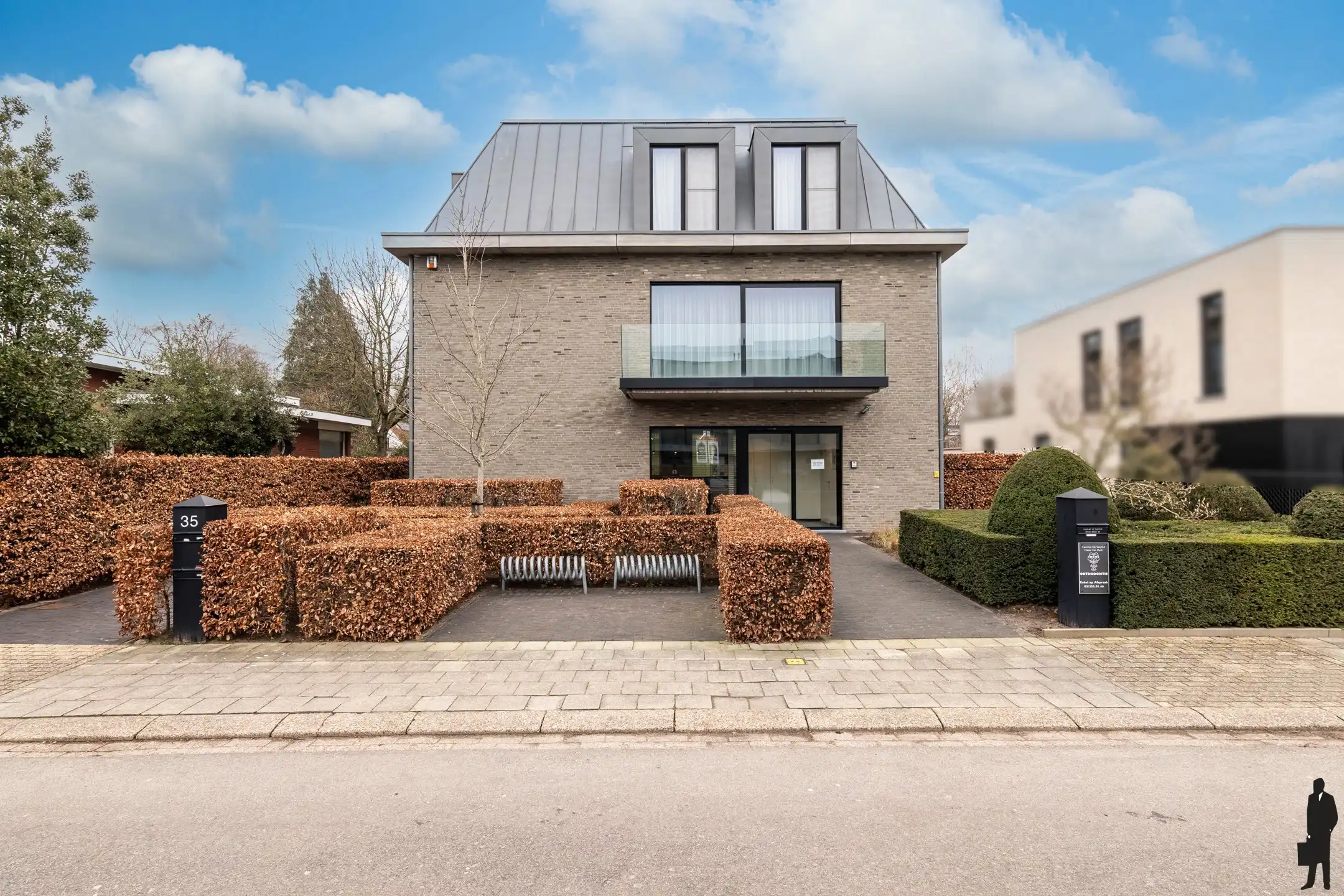 Gelijkvloerse praktijk in Schilde met functionele indeling foto {{pictureIndex}}