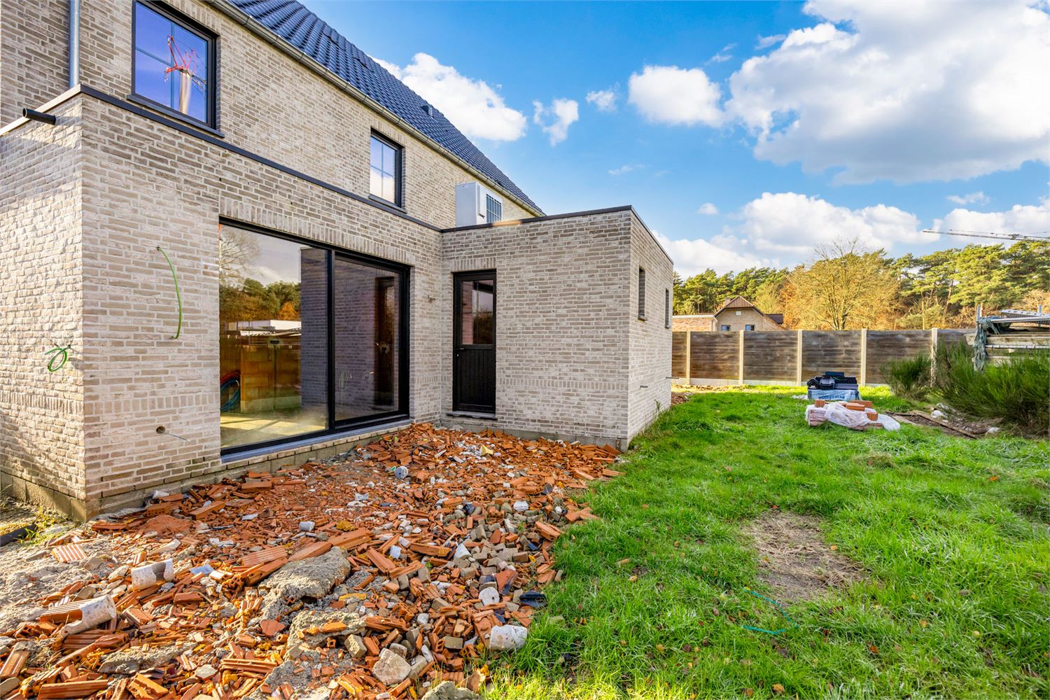 Idealis Vastgoed – Charmante CASCO+ woning met 2 tot 3 ruime slaapkamers, ruime woonkamer met open keuken, berging, achterinkom met wasruimte, badkamer en met maar liefst 18 zonnepanelen. De woning is gelegen op een rustig perceel aan de bosrand. foto 17