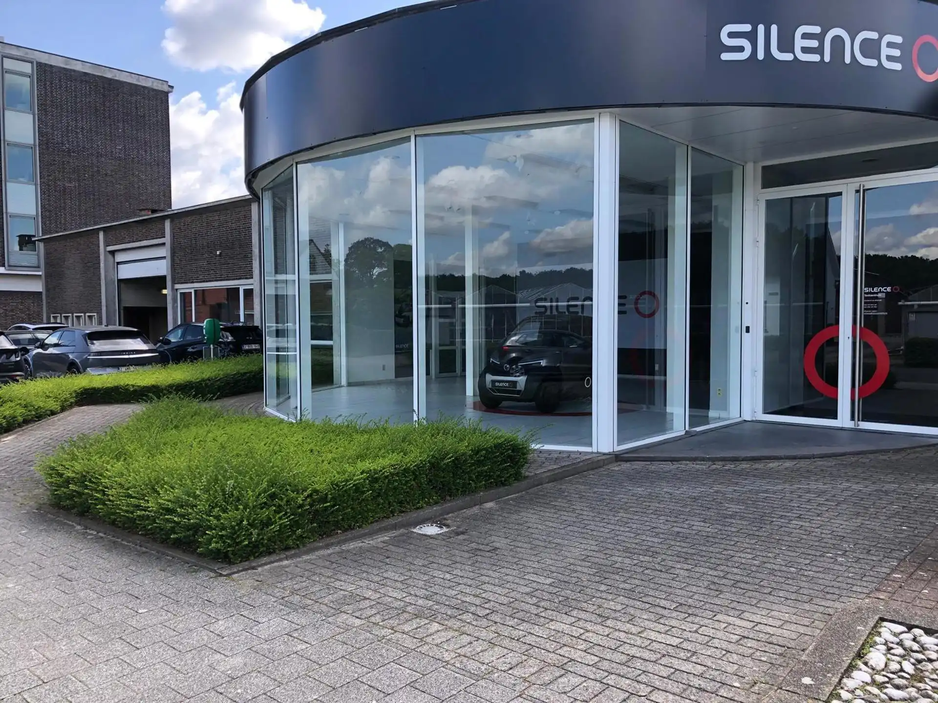 TE HUUR: Showroom + kantoor +/- 365m² foto {{pictureIndex}}