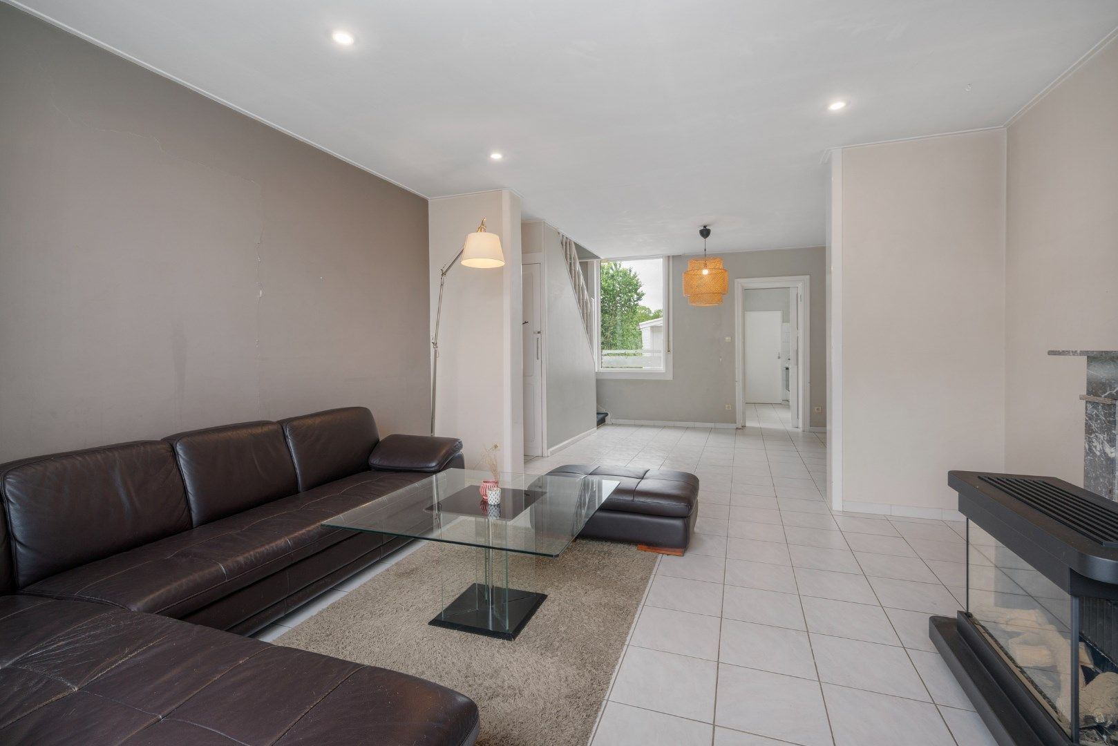 INSTAPKLARE WONING MET GARAGE EN UITWEG foto 2