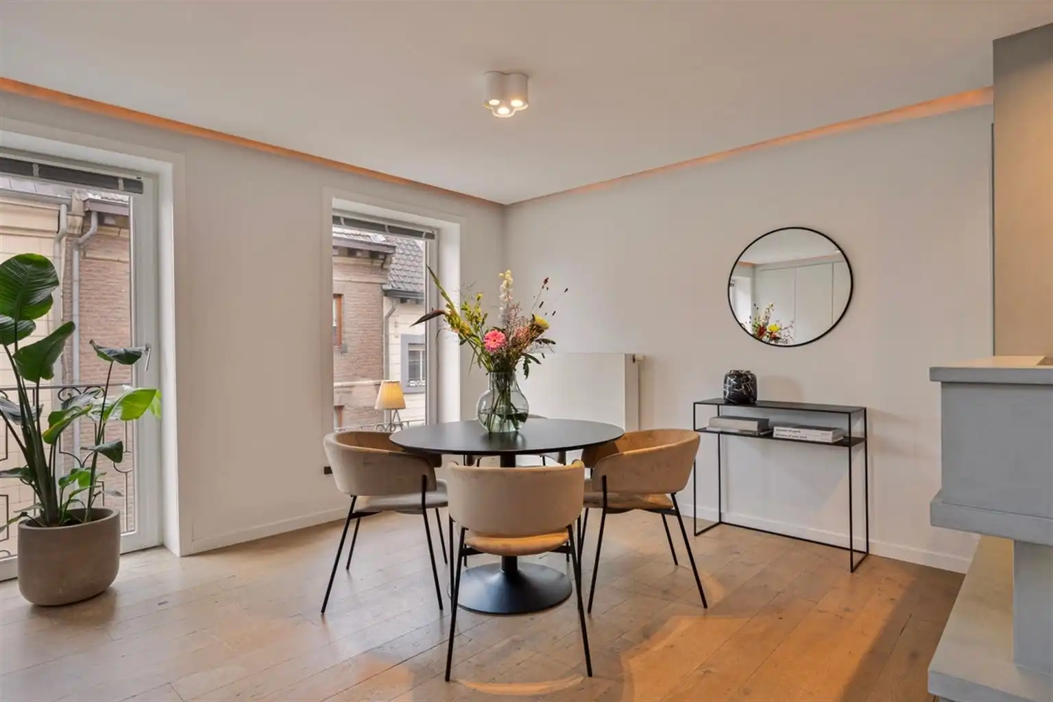 Gezellig, gerenoveerd 1-slaapkamerappartement met dressing/bureelruimte op een toplocatie nabij de Markt van Maaseik. foto 4