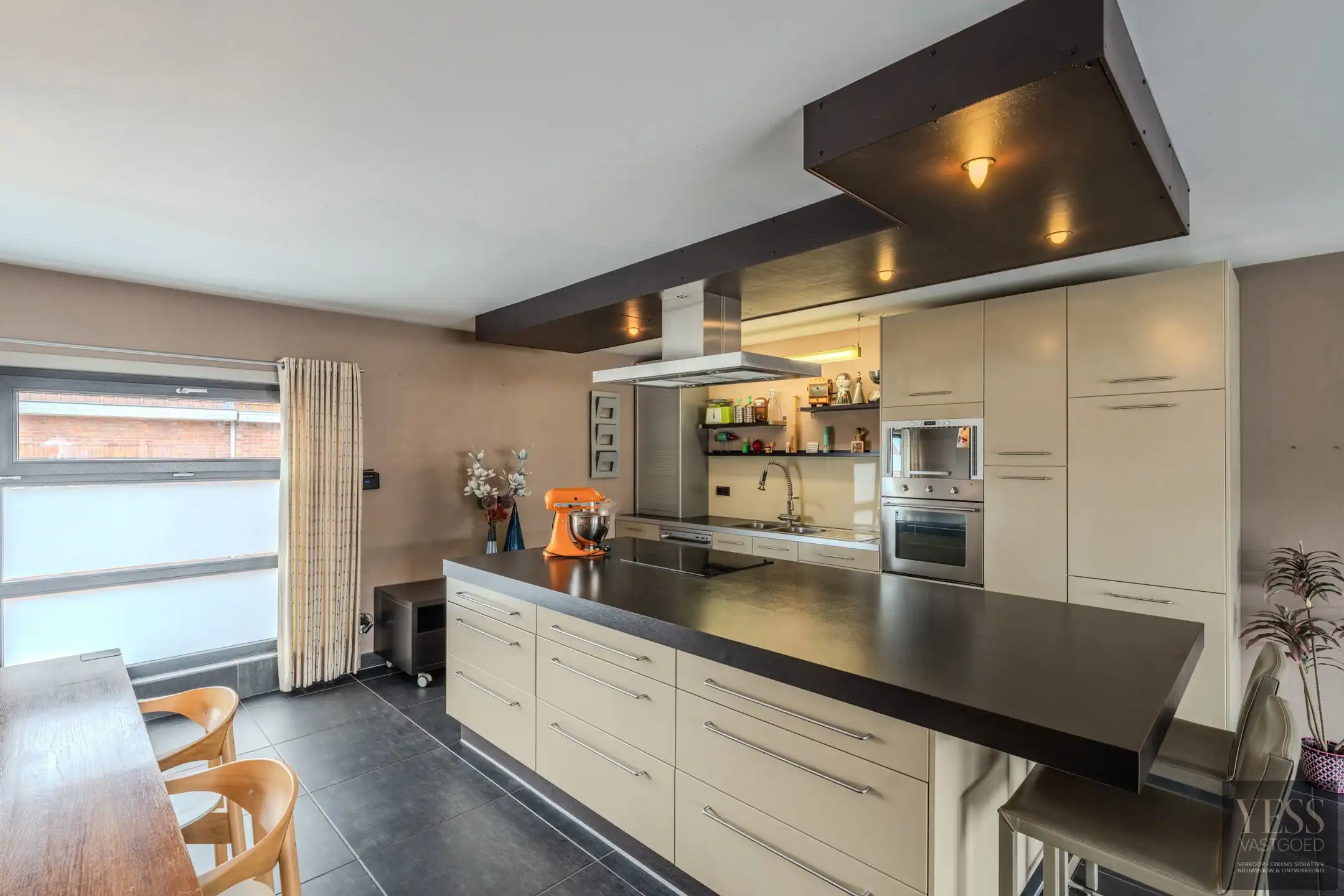 Uniek pand 236m2 bewoonbaar + atelier/winkel/opslag 475m2! foto 8