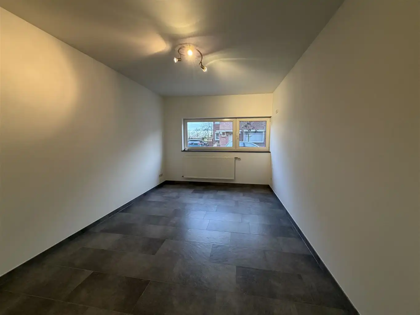 Instapklare stadswoning met 3 slaapkamers, aparte garage en tuintje. foto 4