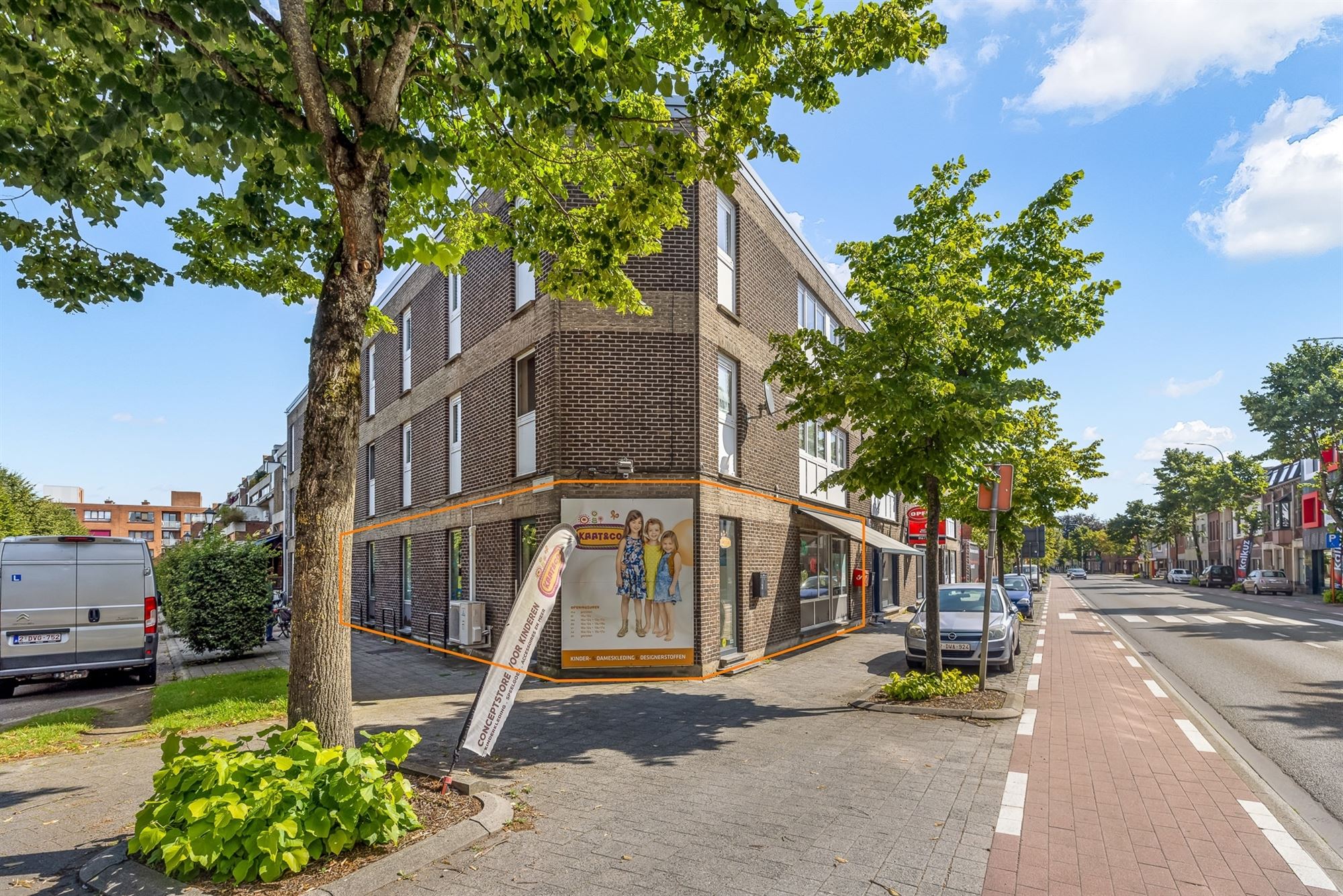 RUIM HANDELSPAND (123M²) IDEAAL GELEGEN OP DE HOEK VAN DE MARKT EN DE DORPSSTRAAT TE HEPPEN foto 1