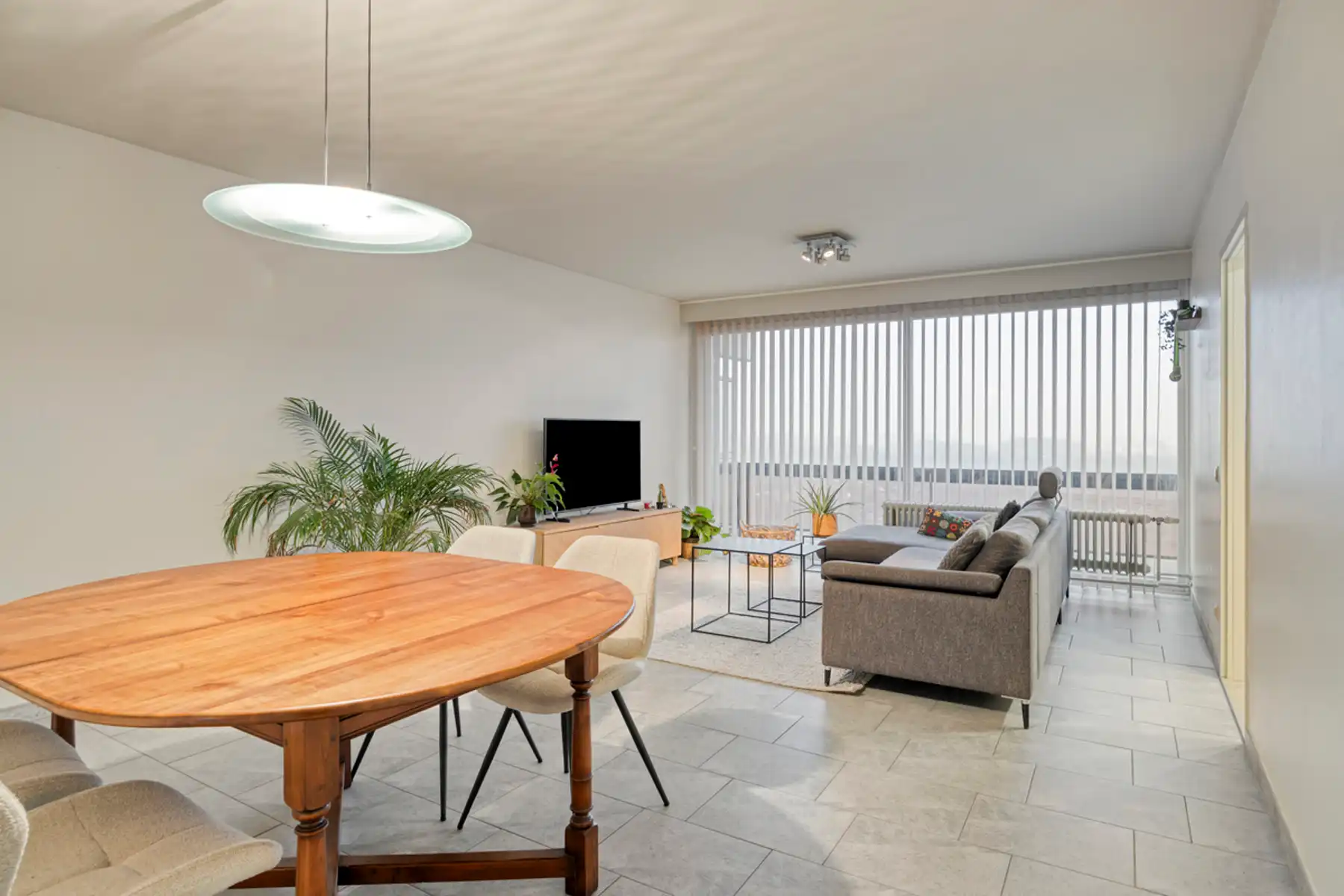 Instapklaar appartement met twee slaapkamers en een terras. foto {{pictureIndex}}