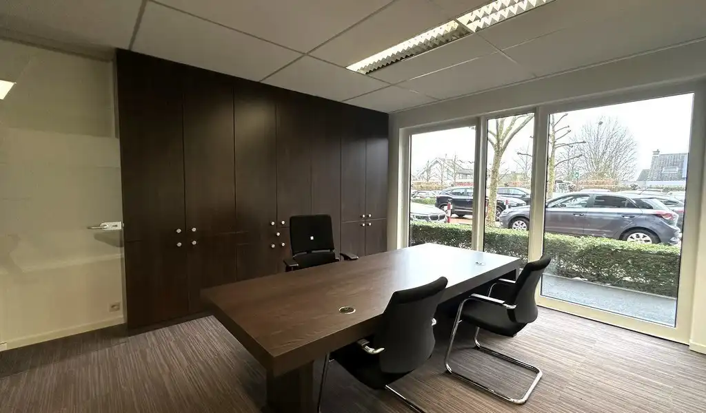 Ingedeelde kantoorruimte te huur in Clinton Park in Roeselare foto 4