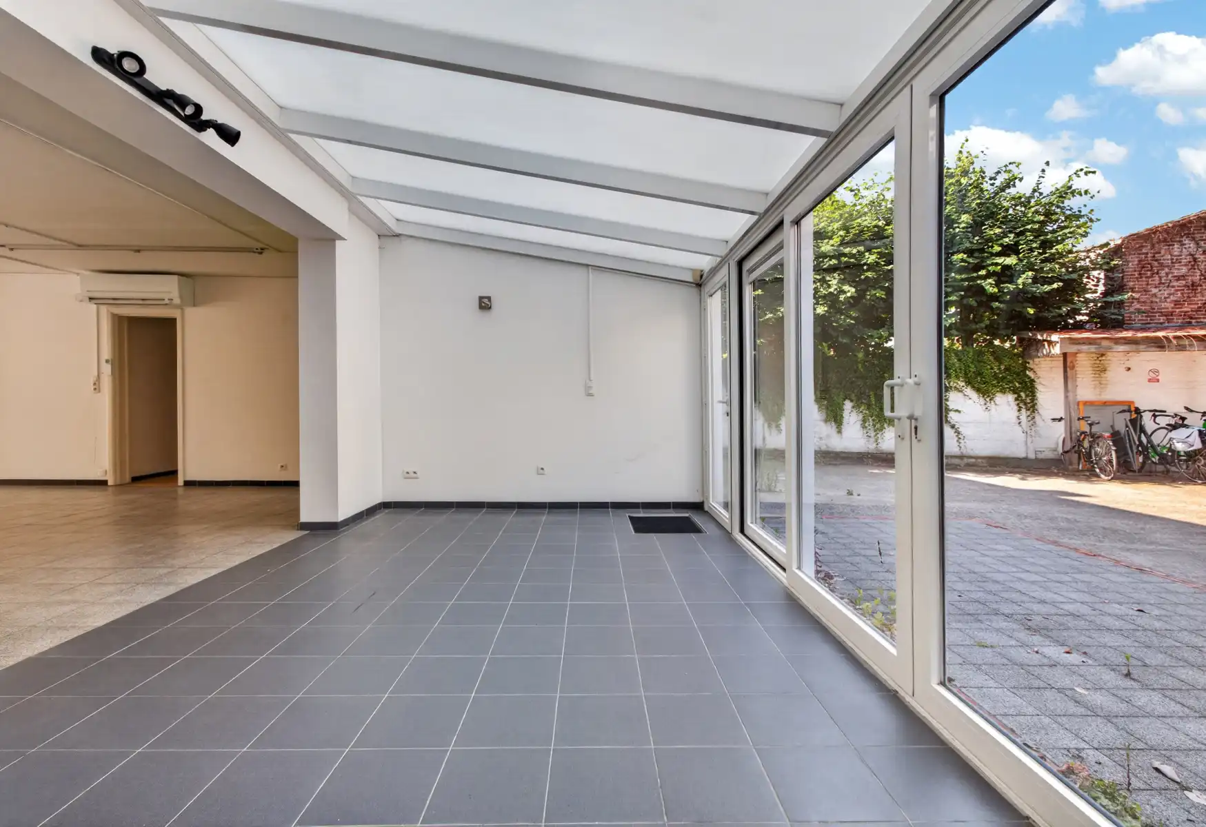 KANTOOR of HANDEL met RUIME PARKING en TERRAS - CENTRUM STAD foto 10