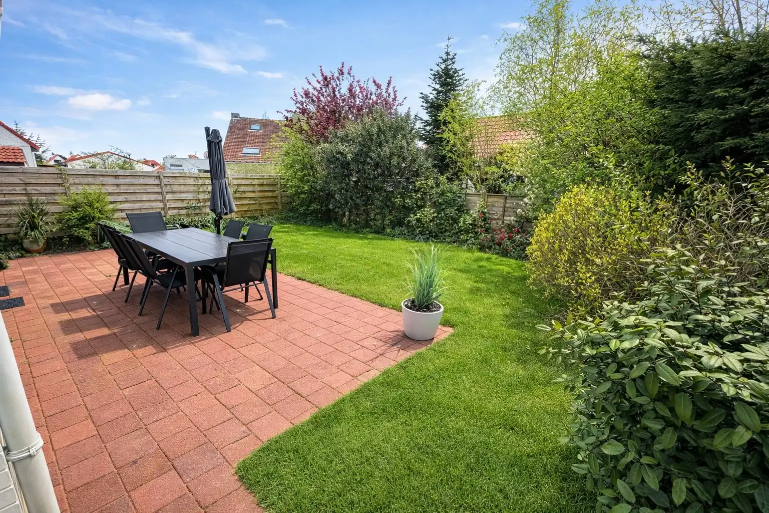 Charmante vakantiewoning met tuin en parking in rustige omgeving. foto 2