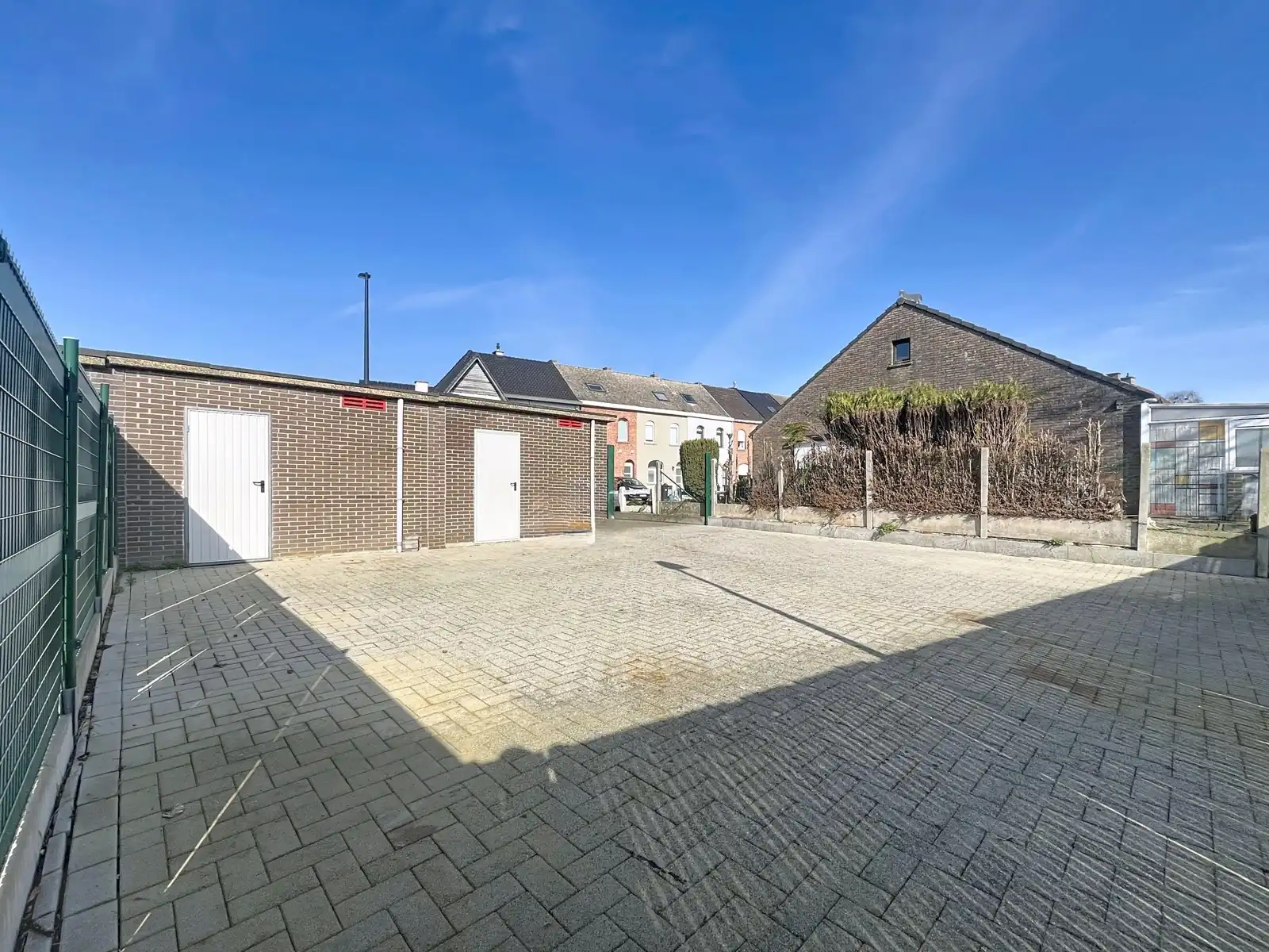 Twee Garages Met Extra Grond op een uitstekende locatie! foto 4