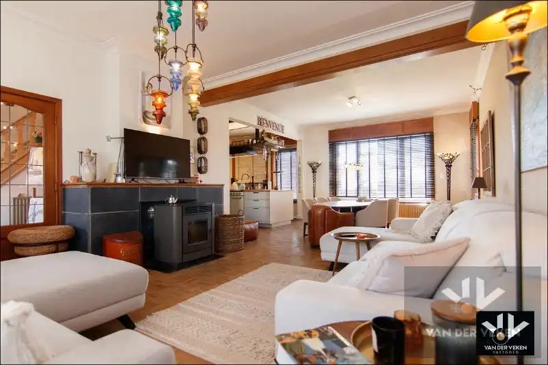 GROTENDEELS GERENOVEERDE GEZINSWONING foto 9