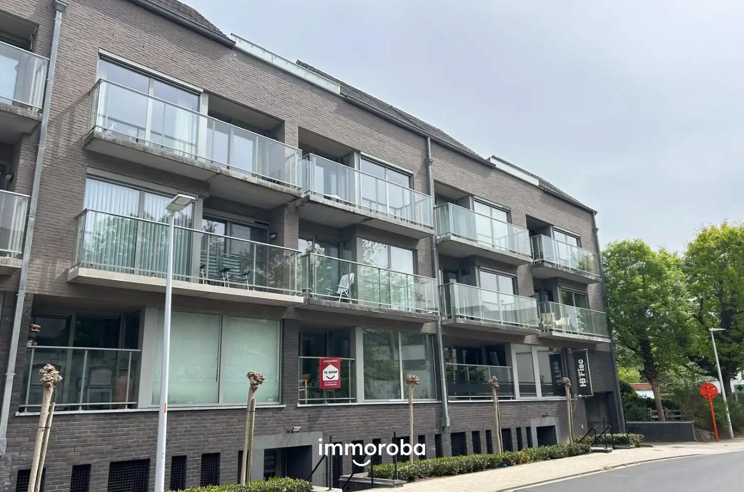 Te koop: gezellig 2 slaapkamer appartement met ruim terras in hartje Waregem! foto {{pictureIndex}}