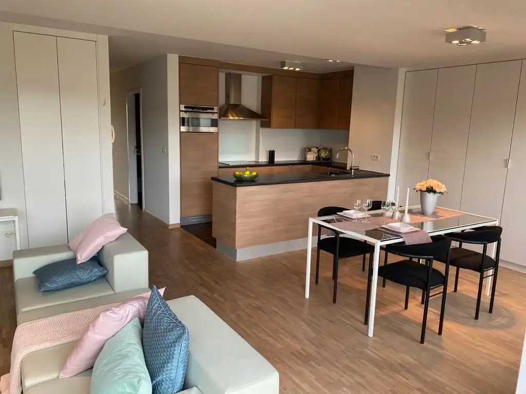 TE HUUR | Instapklaar 2-slaapkamerappartement met ruim terras en garage. foto 6