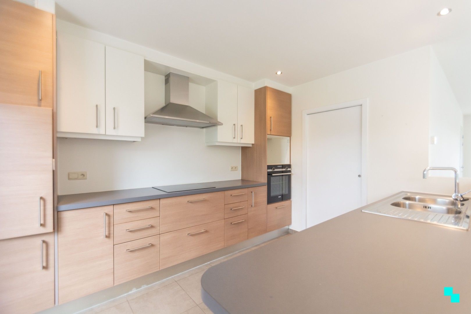 Hoogwaardige afgewerkte woning met tuin foto 7