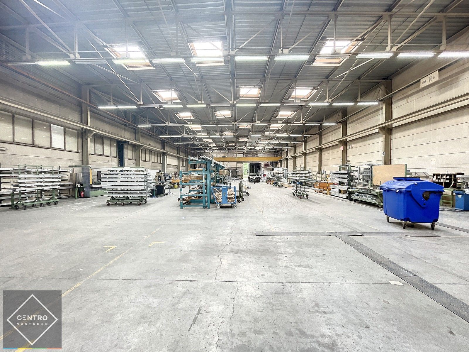 Instapklaar BEDRIJFSGEBOUW met 2 sectionaalpoorten, een vrije hoogte van 7m (nok 9m) en verhard koer (buitenstockage - Parkings). Op industriezone "Herdersbrug" te Brugge. foto 5