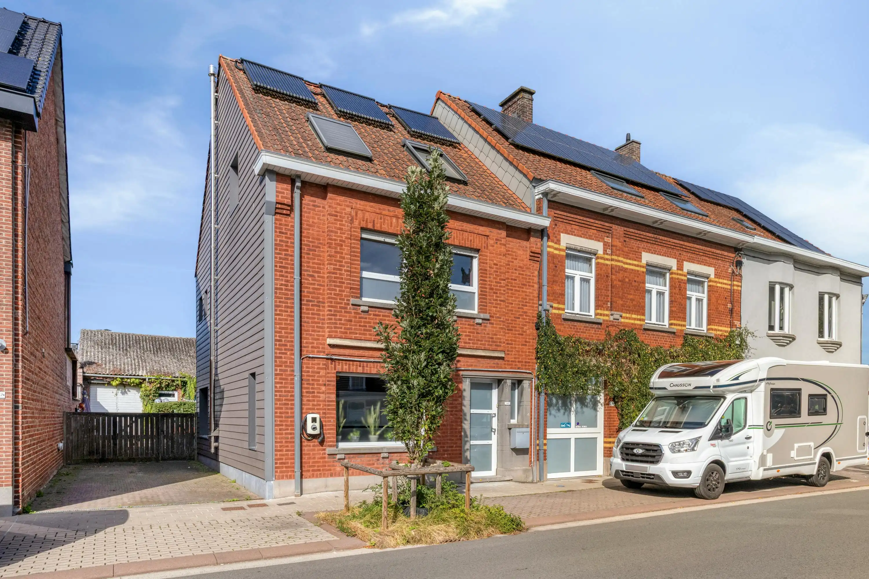 Half open woning met bijgebouw van 60 m2 foto 2