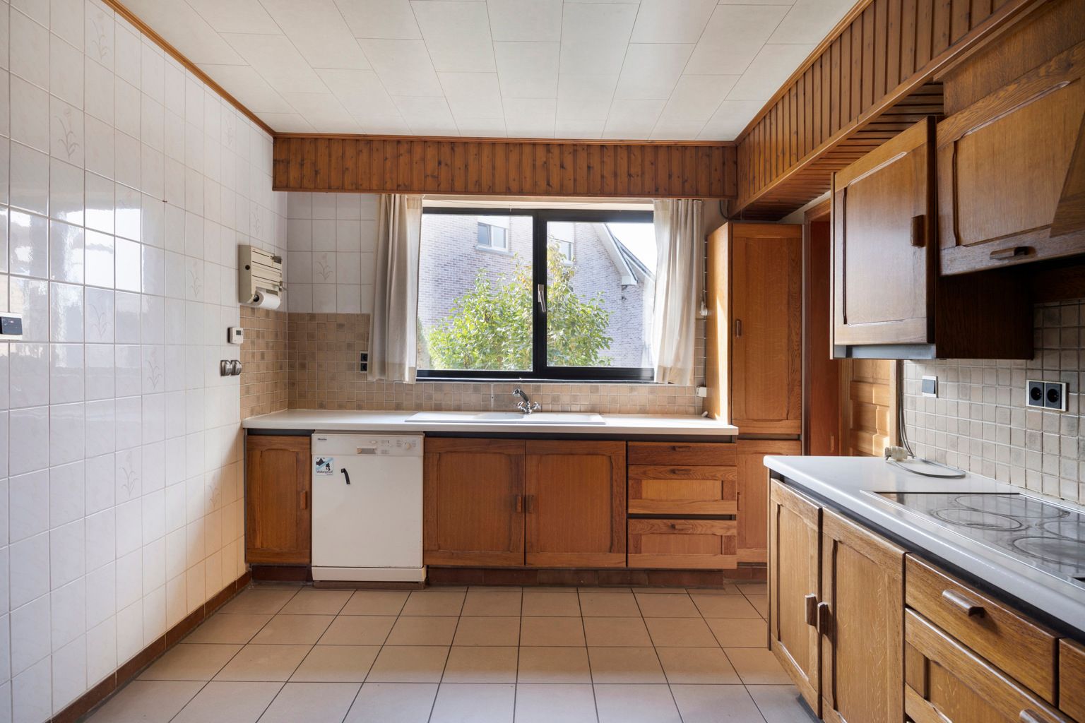 Te renoveren laagbouwvilla met verzicht in rustige straat foto 9