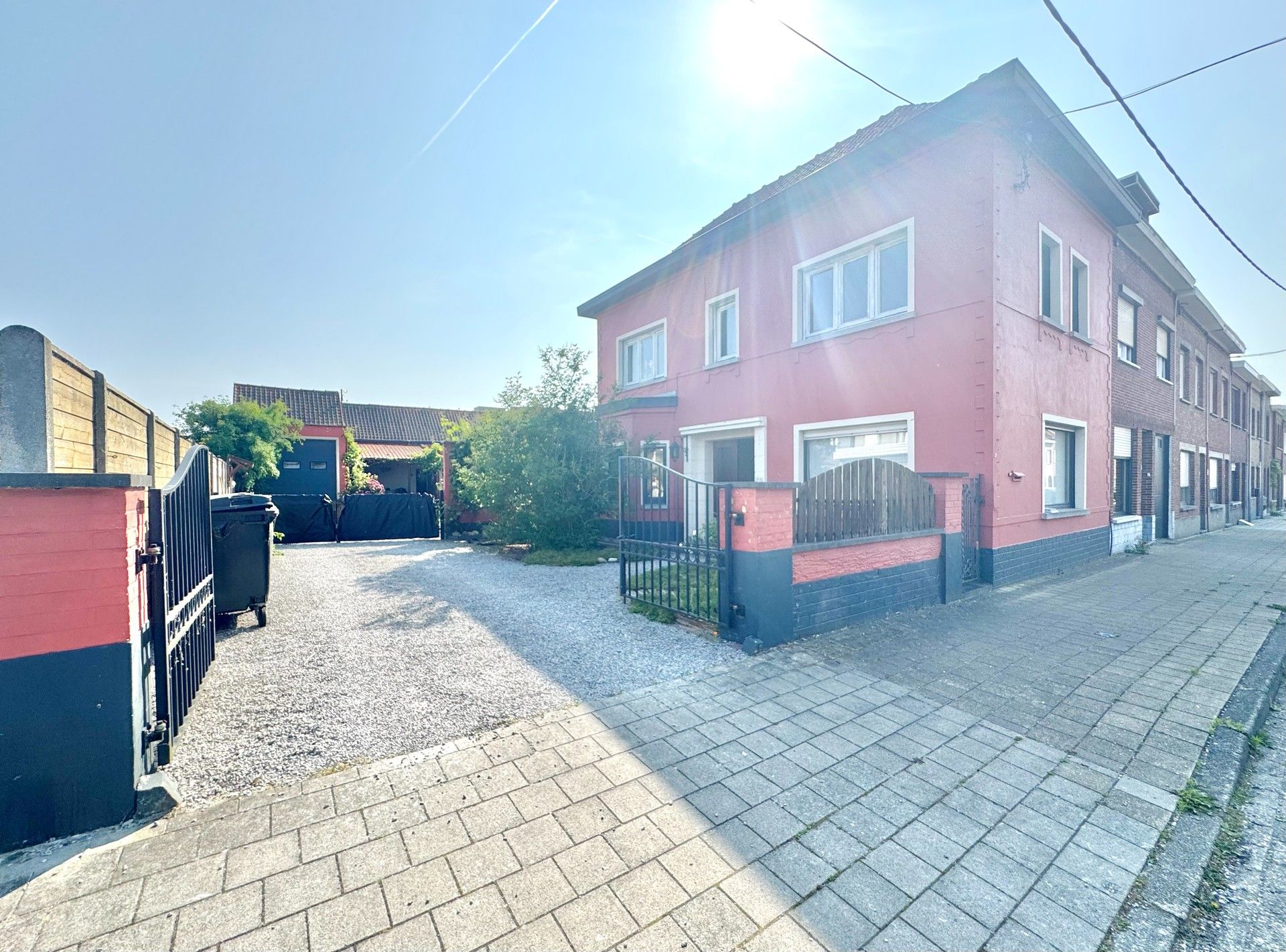 HALFOPEN WONING MET MAGAZIJN OP 562 M² foto {{pictureIndex}}