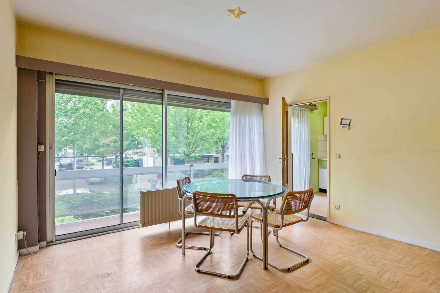 Te renoveren appartement met garage op uitstekende ligging foto 5
