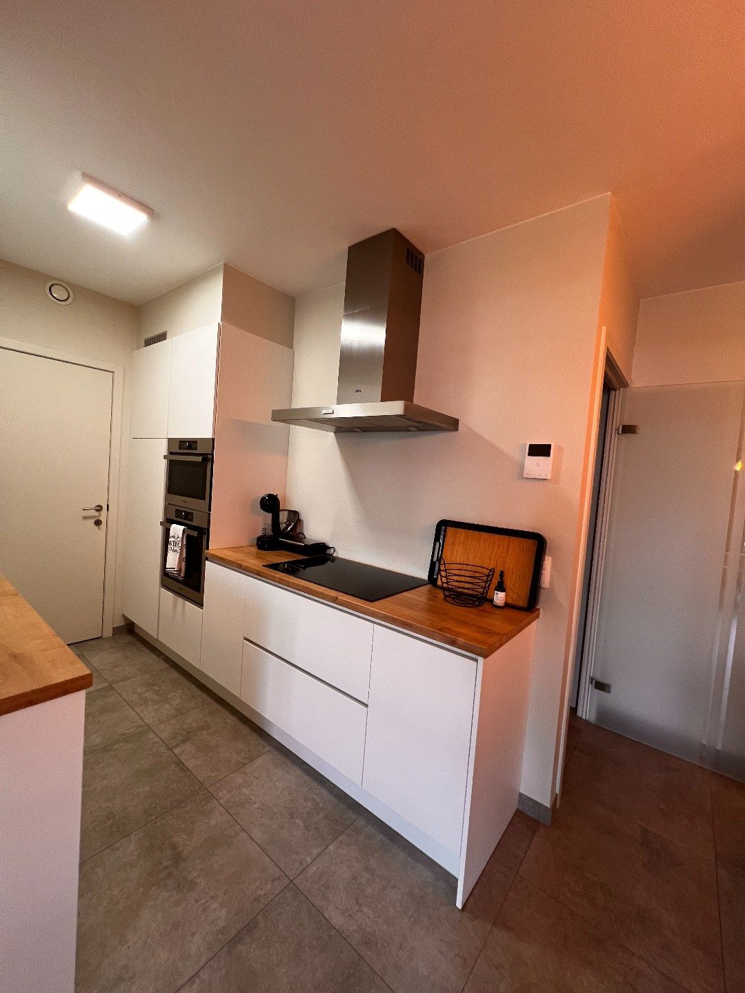GELIJKVLOERS APPARTEMENT MET 1 SLAAPKAMER, TERRAS EN AUTOSTANDPLAATS IN IEPER foto 7