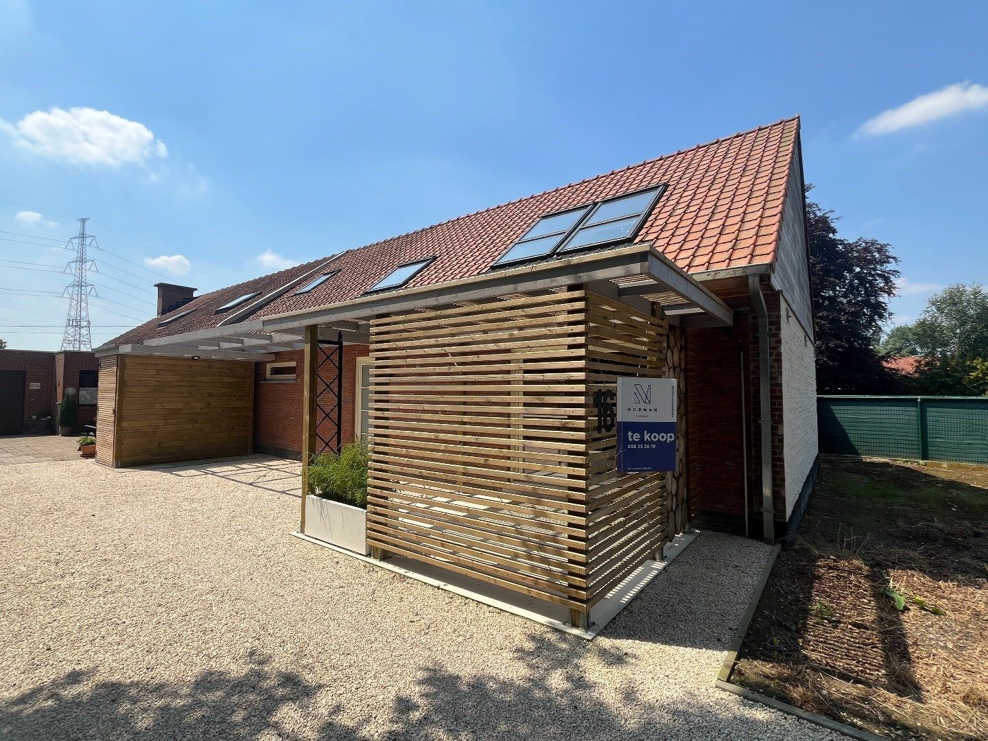 Gerenoveerde, charmante woning te koop in Beveren-Leie! foto {{pictureIndex}}