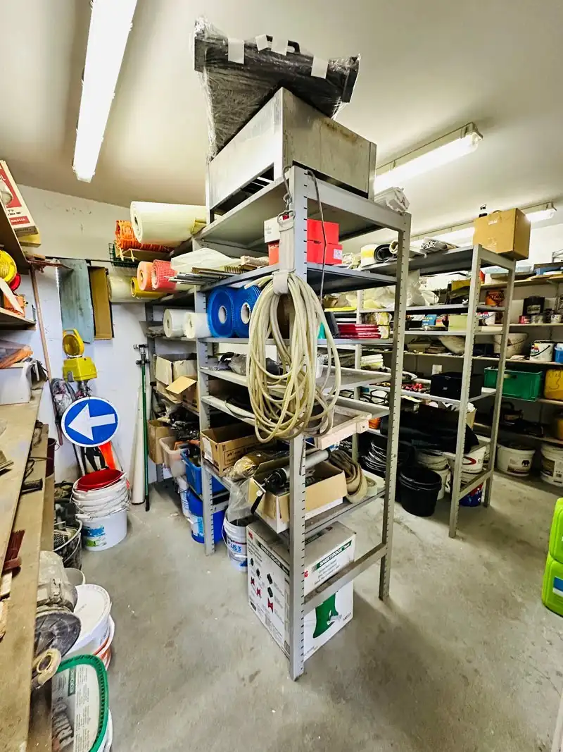 Ruim magazijn met kantoren met veel potentieel te Kuringen foto 23