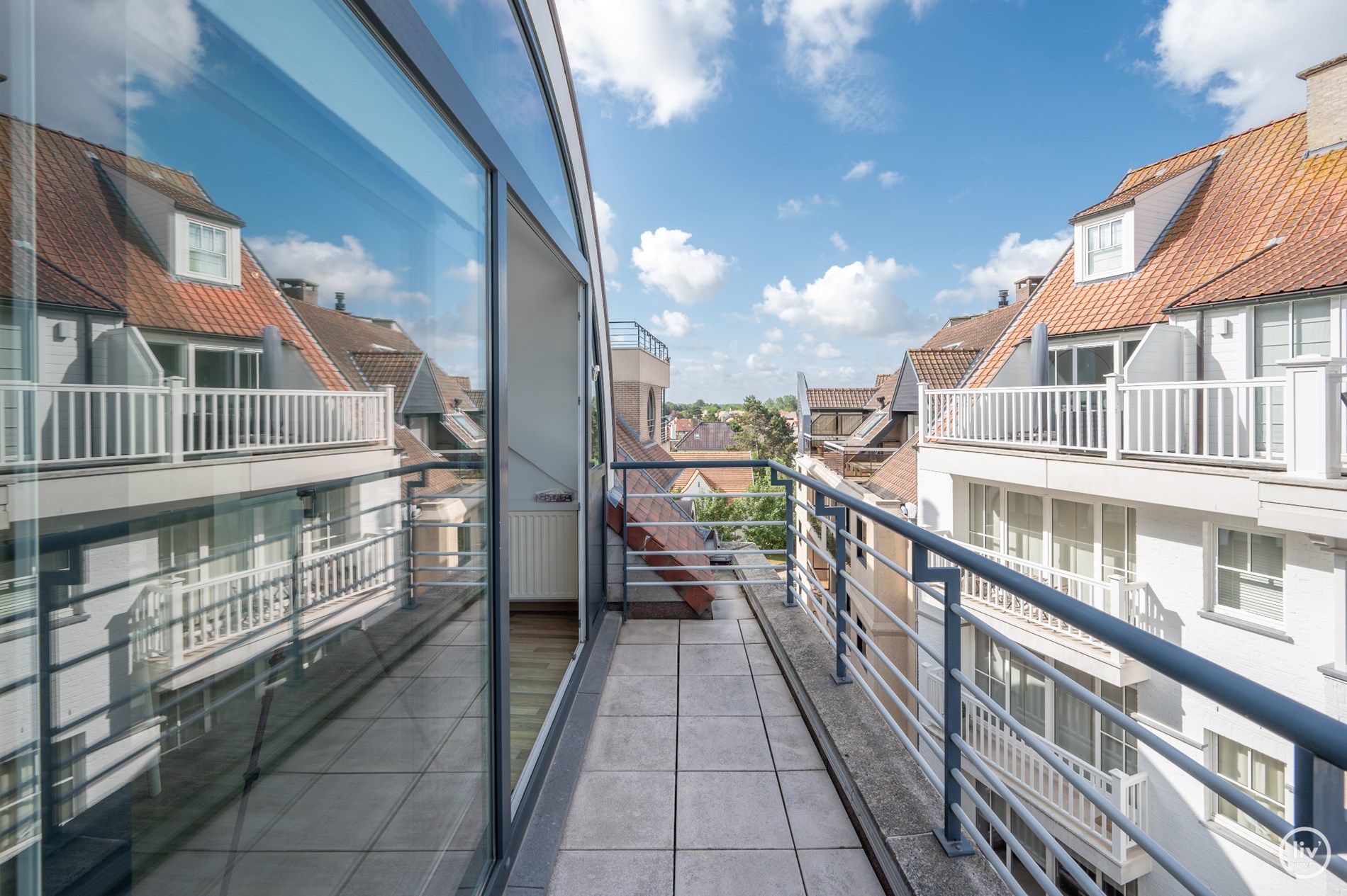 Lichtrijk duplex appartement met 2 slaapkamers gelegen in het centrum van Knokke.  foto 8