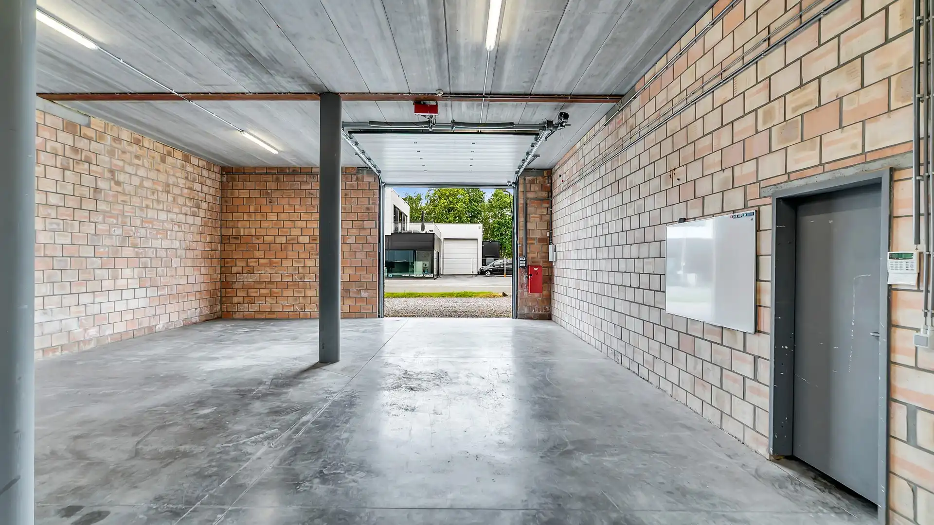 Multifunctioneel KMO-pand met magazijn en woongelegenheid te As foto 14