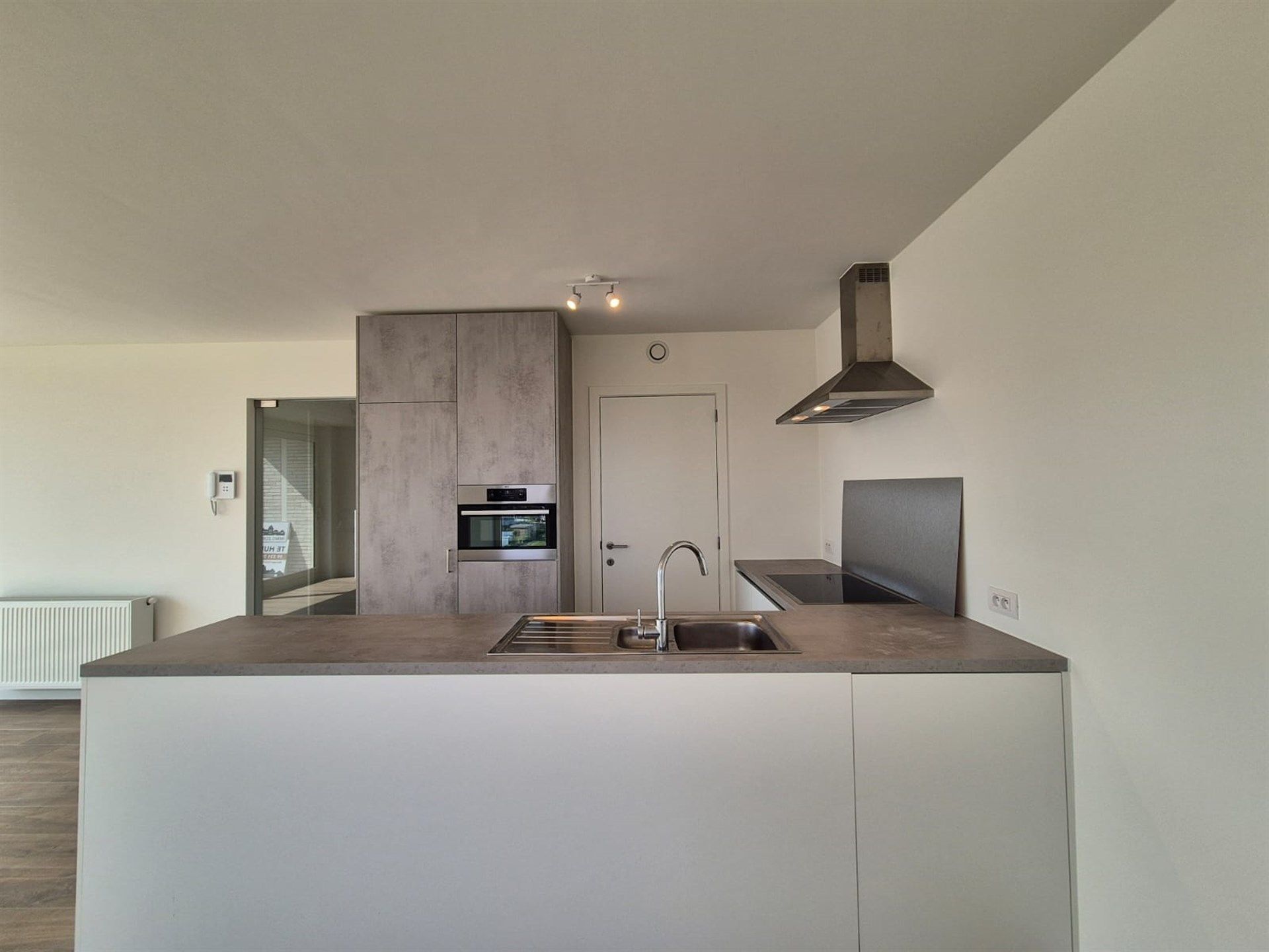 Lichtrijk nieuwbouw appartement met terras en staanplaats. foto 5