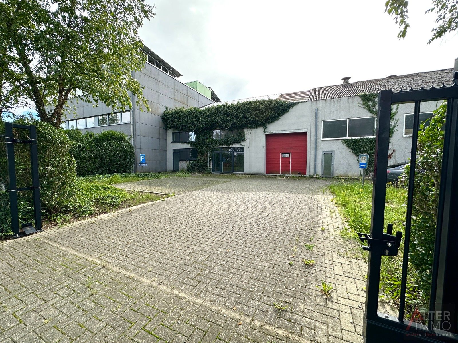 Hoogwaardig afgewerkte kantoorruimte van ca. 200m2 op ondernemerspark te Zolder. foto 2