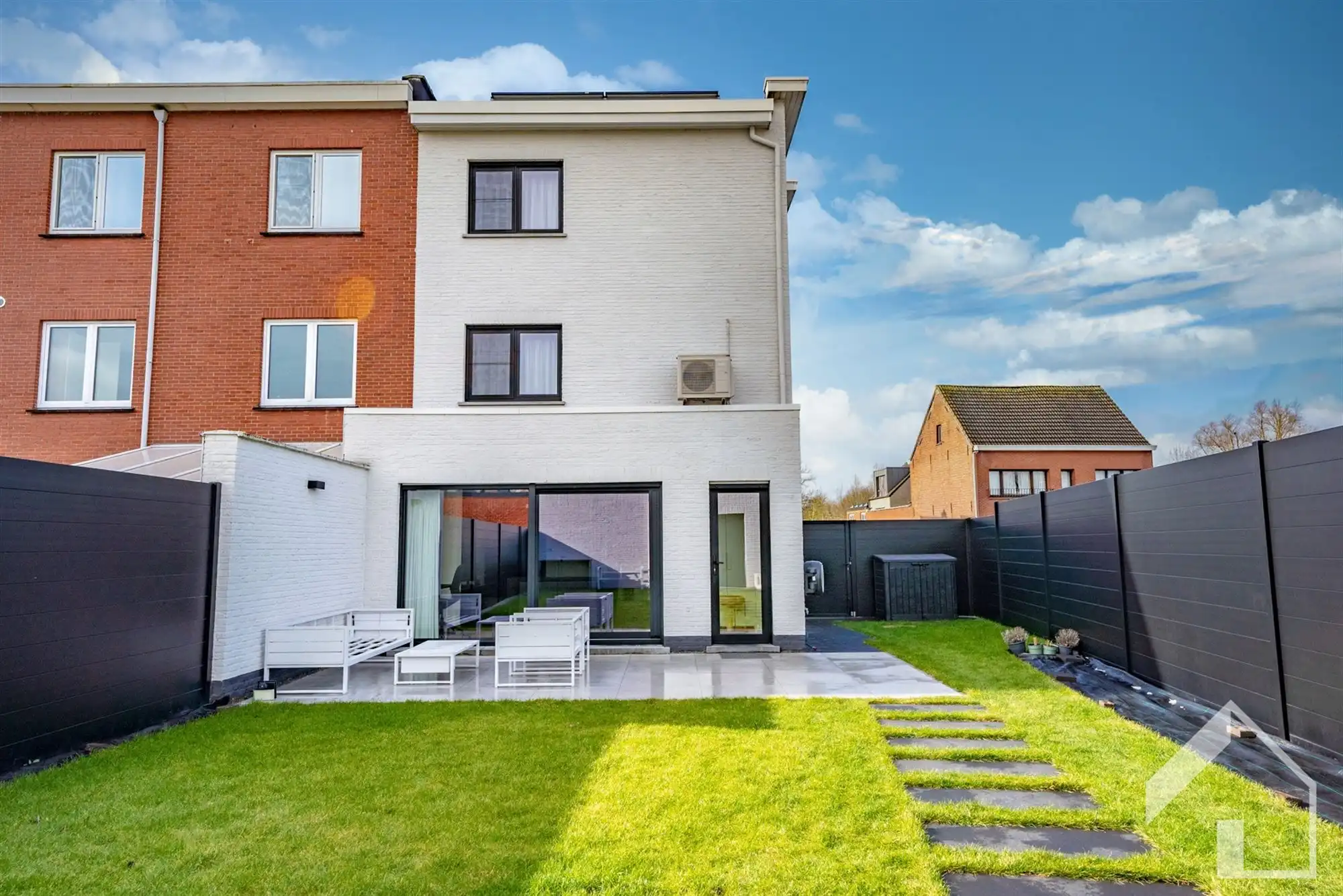 TOTAAL gerenoveerde halfopen bebouwing foto 18