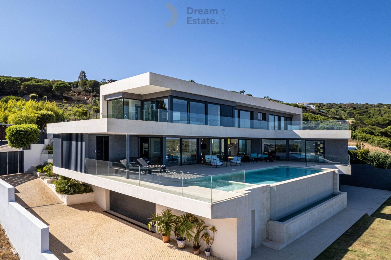 Tijdloze villa met panoramische zeezichten in het prestigieuze Sotogrande foto {{pictureIndex}}