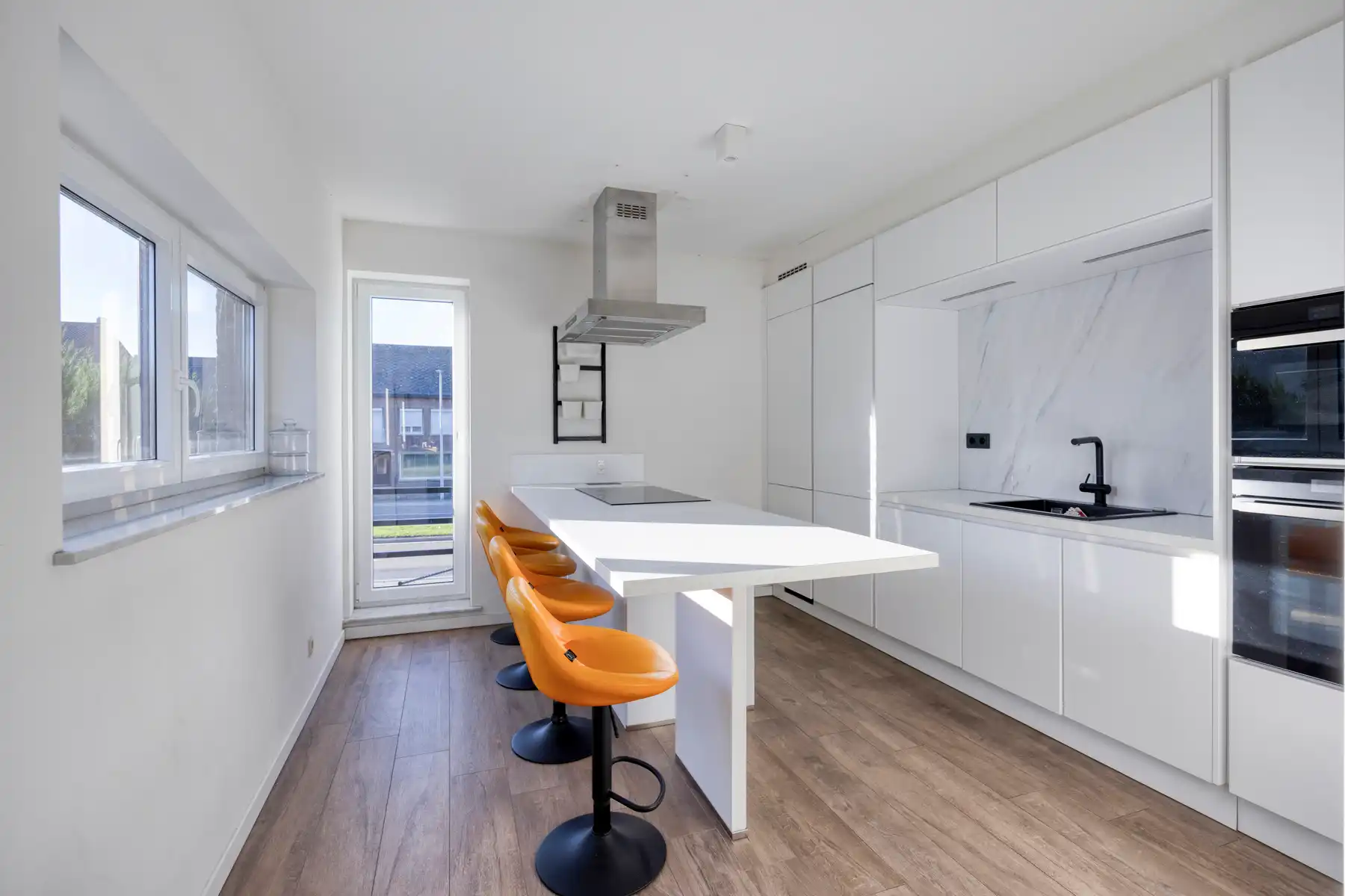 PRACHTIG AFGEWERKT EN ENERGIEZUINIG DUPLEX-APPARTEMENT (123 M2 WOONOPPERVLAKTE) (BRON: EPB) MET 2 SLAAPKAMERS, RUIM &nbsp;EN ZONOVERGOTEN TERRAS, EN AUTOSTANDPLAATS EN TUINBERGING TE NEERHAREN!&nbsp; foto 5