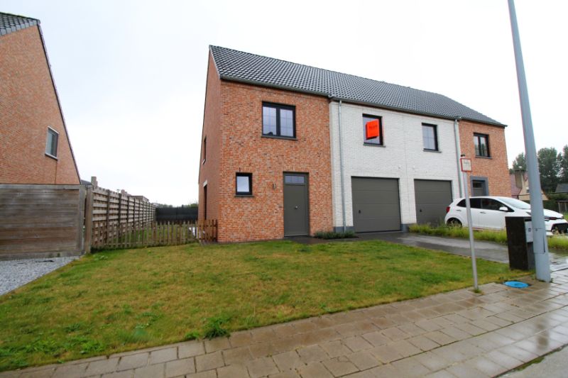Halfopen nieuwbouwwoning met garage foto {{pictureIndex}}