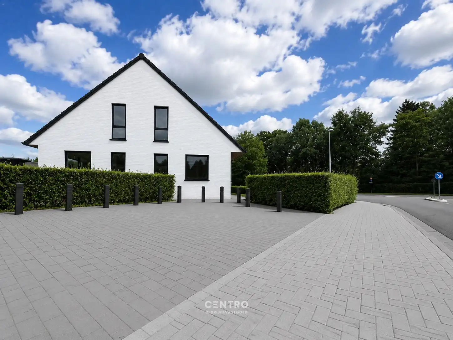 Ruim (430m²), multifunctioneel pand (bewoning, kantoor, praktijk, horeca, ...)  op ZICHTLOCATIE langs invalsweg Roeselare (vlakbij de ring R32). foto 3