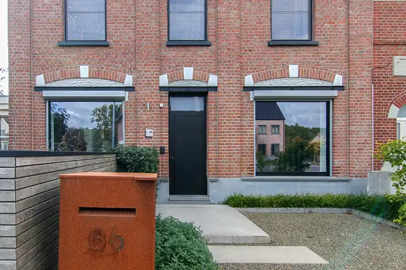Knap afgewerkte, energiezuinige en ruime woning met vier slaapkamers, guesthouse/praktijkruimte op een centrale (maar toch bosrijke!) locatie te As foto 4