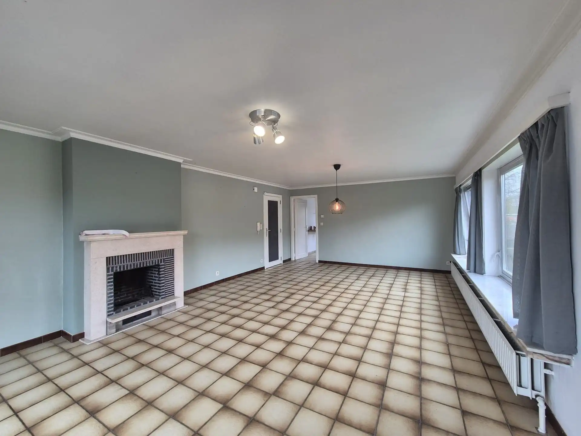 Centraal gelegen ruim appartement met groot zongericht terras en garage. foto 4