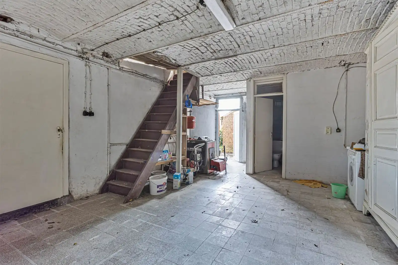 Statige te renoveren woning met schuur en tuin foto 9