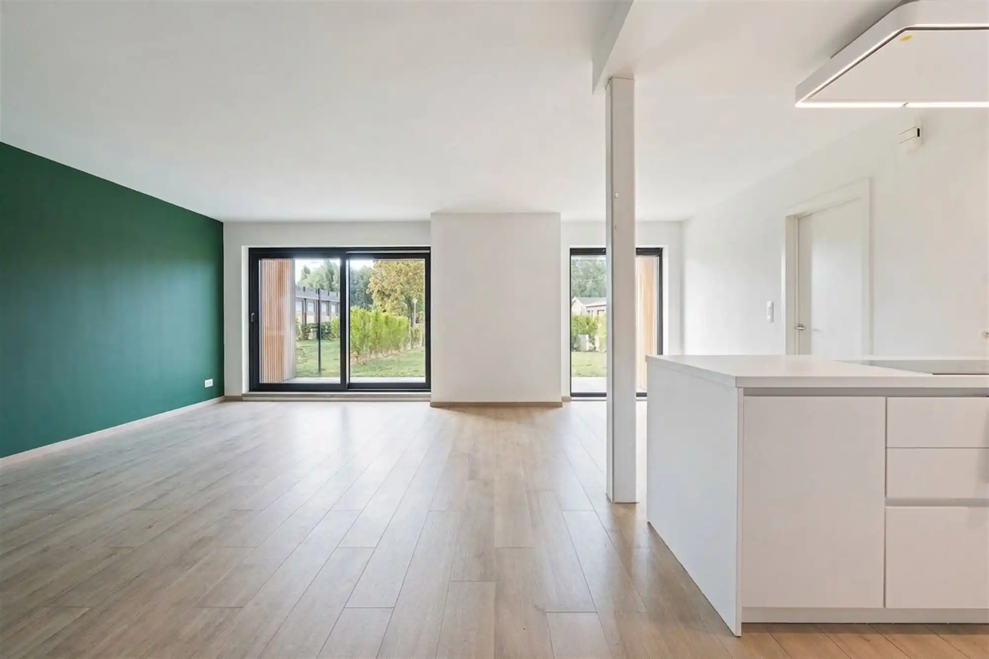 Mooi strak gelijkvloers appartement met 3 slaapkamers, tuin, inclusief garage en carport, EPC A foto {{pictureIndex}}