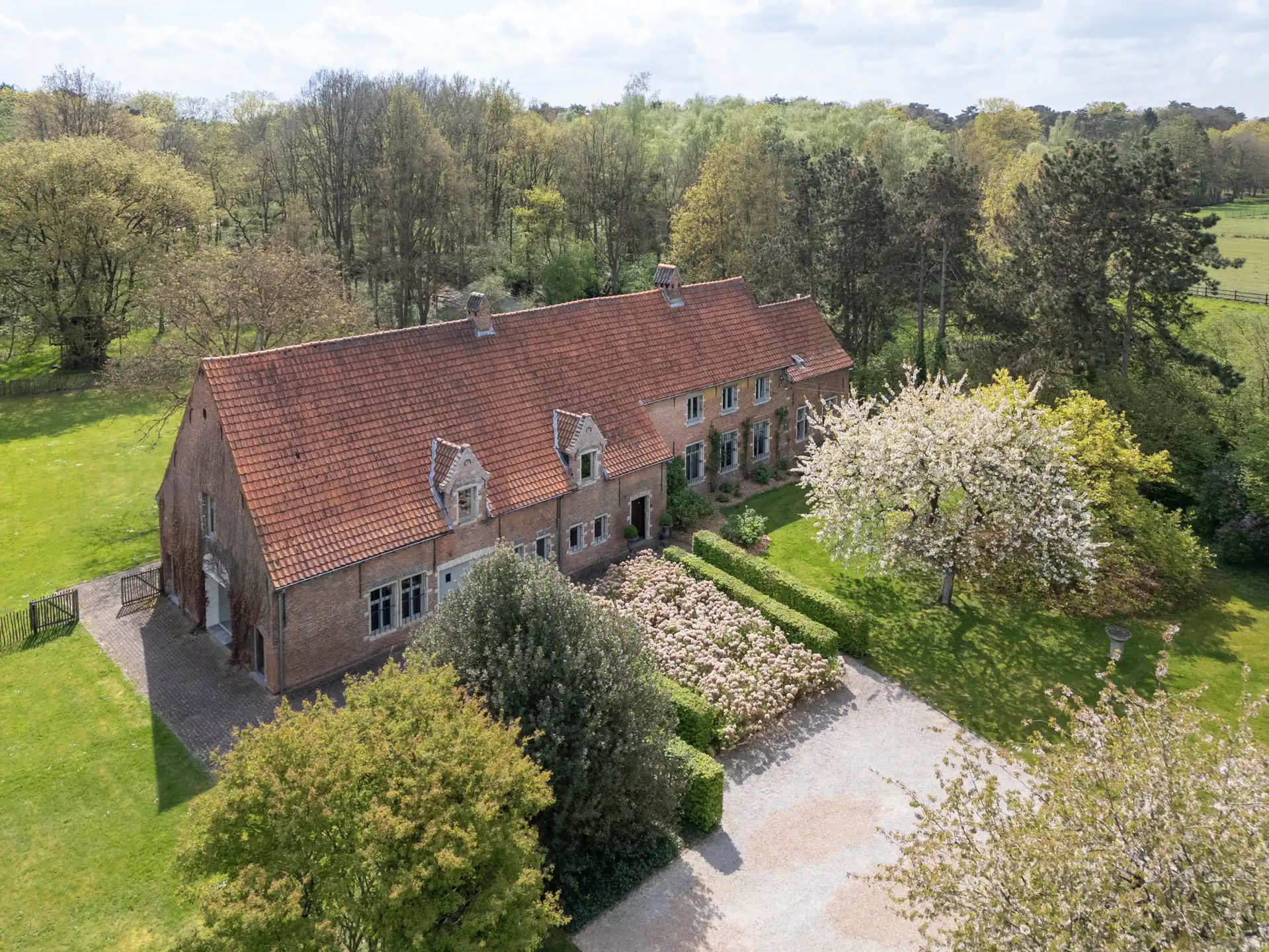 RIJMENAM - Uitzonderlijk gerenoveerde 18e-eeuwse hoeve foto {{pictureIndex}}