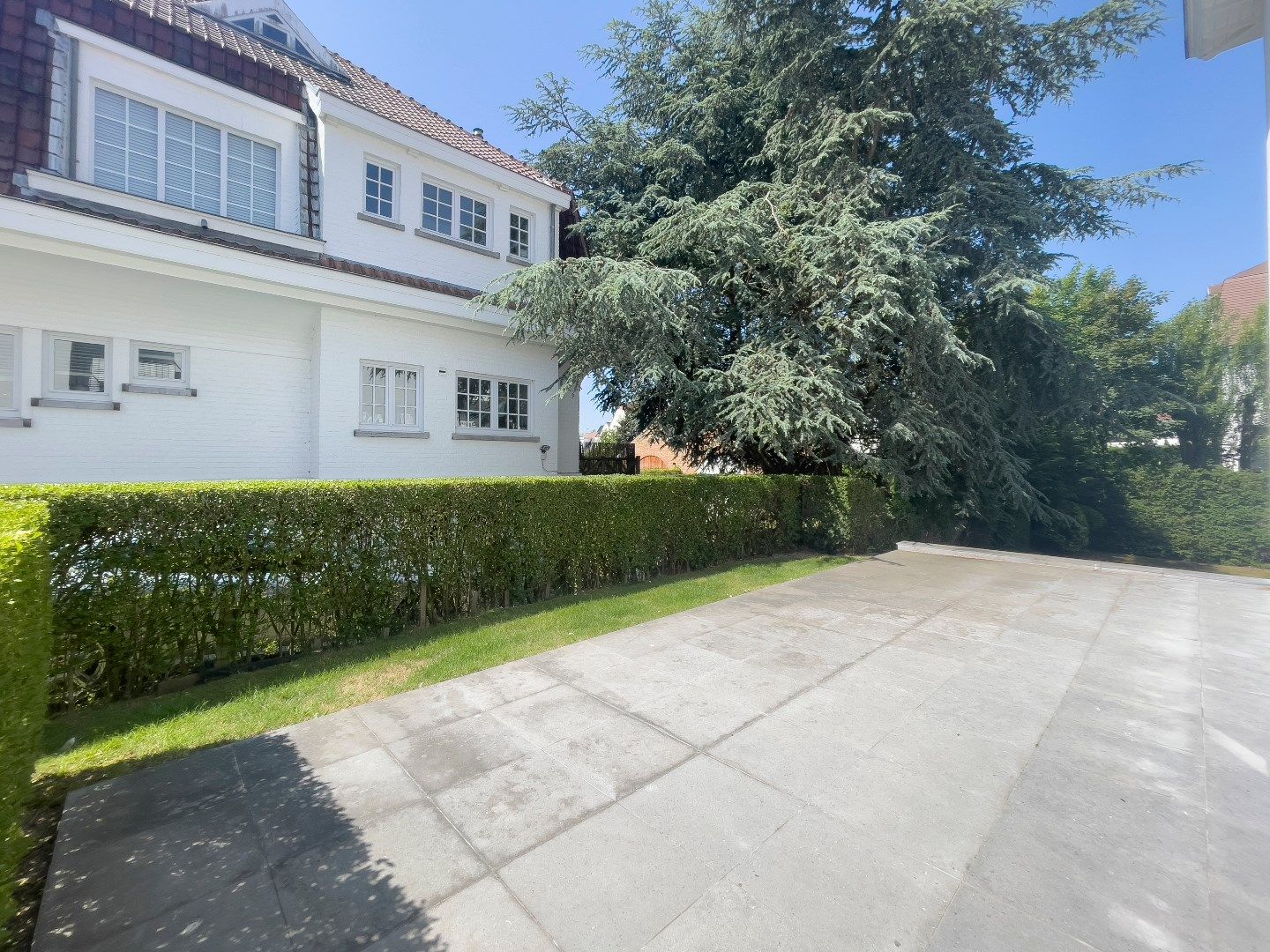 Zeer verzorgd en zonnig hoekappartement, rustig gelegen in de Koningslaan, vlakbij de winkels en de dijk. Incl. garage én staanplaats. foto 10