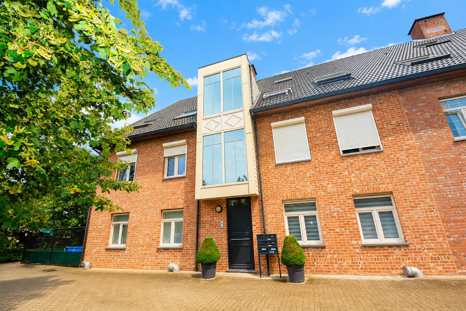 RIANT DUPLEX APP. MET 3 SLK, 2 TERRASSEN EN 2 PARKINGS! foto {{pictureIndex}}